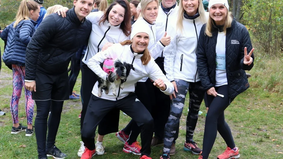 Svensk Fastighetsförmedling arrangerade Run of Hope i lördags. Douglas Salomon, Christin Wahlman, Anna Jeansson, Maria Örnvall,, Anders Gustavsson, Emma Widerström och Linda Söderkvist med hunden Lisa. Foto: Liselotte S Johansson