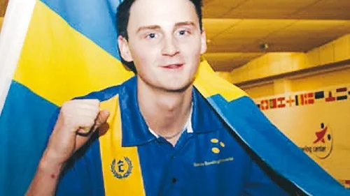 Segerjubel. Vimmerbykillen Jesper Svensson firar sitt fjärde JEM-guld. Igår höll Svensson nerverna i styr och avgjorde Allevent med sista slaget. Foto: Sveriges Bowlingförbund.