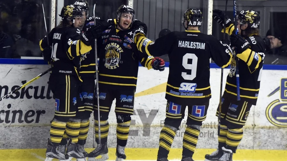 Succélånet från Västerviks IK, Jens Andersson, spelar med Vimmerby Hockey även på söndag borta mot Kumla. Foto: Magnus Strömsten