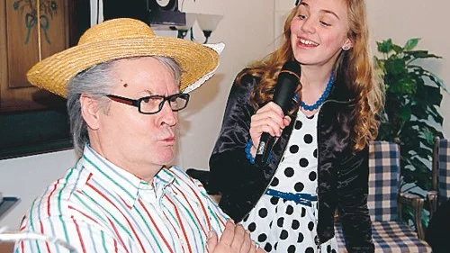 Towe Widerberg ska likna kungen och Mathilda Lindström hans piga, i sången "Kungens lilla piga".