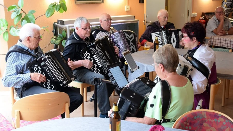 De flesta stunder under dragspelsstämman var det underhållning från de olika konstellationer som man fick sätta sig vid "hänga på". Foto: Morgan Karlsson
