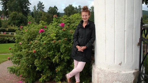 Lisa Sandstedt står bakom gospelkören.