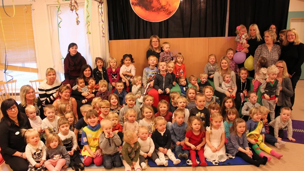 Barn och personal på Skogsbacken firade att förskolan fyller tio år.