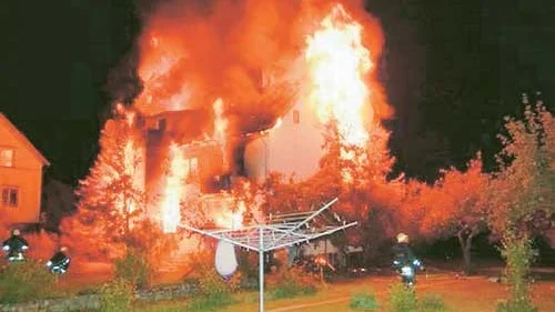 Villans ägare var inte hemma och ingen människa skadades i lågorna. Foton: Räddningstjänsten Hultsfred