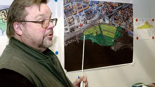 Stadsarkitekt Anders Åström kunde i går presentera planerna på den nya "gräddhyllan" i Hultsfred. Nio villatomter och minst 40 lägenheter.