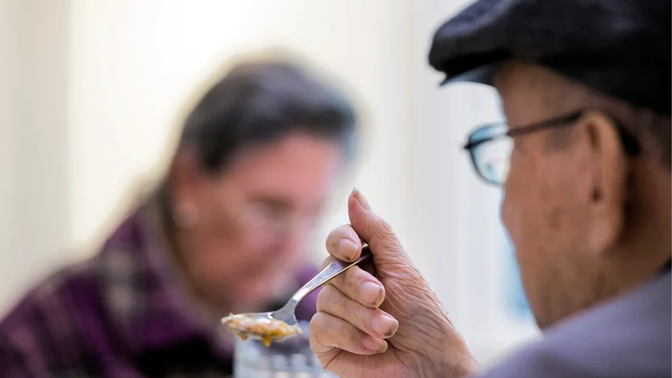 Om man skippar lunch och kvällsmat får man ändå betala hela dygnskostnaden för en frukost. ”Heltokigt”, tycker Eje Kant, 80. Foto: TT