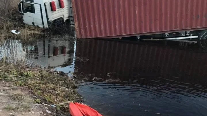Lastbilen for rakt fram i en kurva och for ner i ett vattenfyllt dike