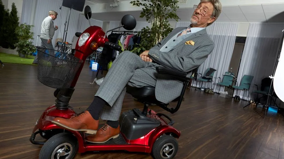 Jojje Jönsson sätter full fart med sin trimmade permobil mot Södra Vi, med föreställningen Nöjeskarameller.