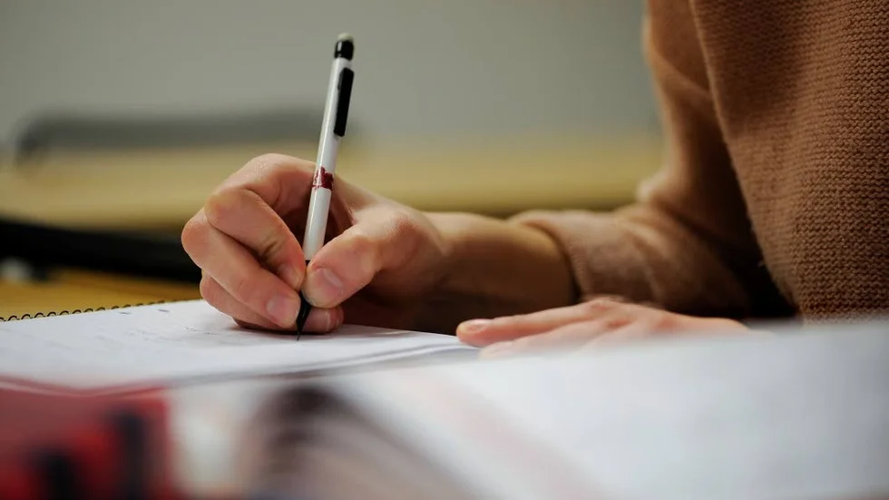 Allt färre klarar tentorna på sjuksköterskeprogrammet och det är svårt att fylla utbildningsplatserna på Linköpings Universitet.