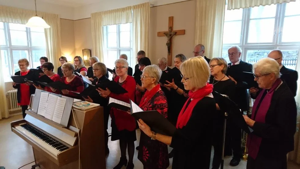 När Glädjekören och Lönneberga-Vena kyrkokör sjöng ut julen blev det fullsatt i Lönneberga församlingshem.