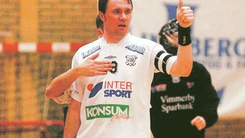 Niclas Nilsson ger tummen upp till kedjekamraterna Peter Hirschmans och Joachim Jonssons drömmål i början av den tredje perioden som betydde 6-3 till VIBK mot Slätafly. Foto: Magnus Strömsten