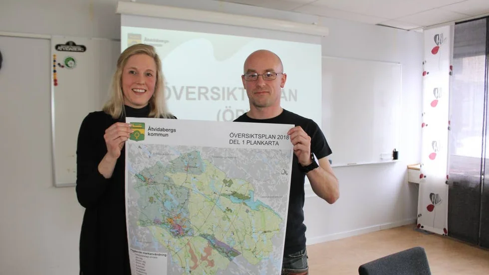 Bakom planen. Planarkitekt Mari Solbrekken och tf verksamhetschef Henrik Lange har färdigställt förslaget till ny översiktsokan.