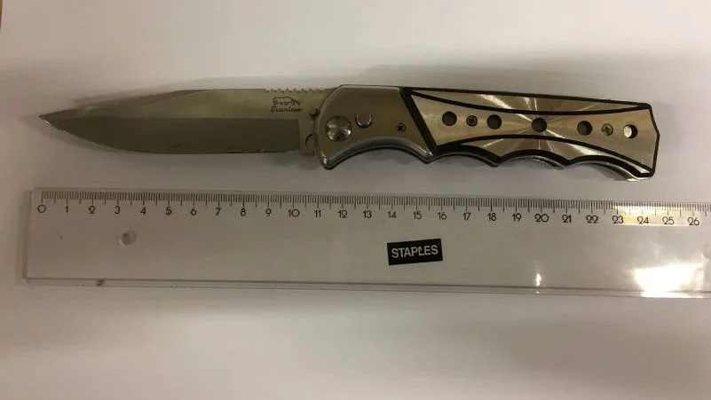 Kniv. Mannen bar på sig två knivar när han besökte US.