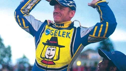 Kungen av speedwaysverige! Tony Rickardsson visade åter igen vilken tävlingsmänniska han är när det verkligen gäller. I lördagens SM-final i Målilla tog Rickardsson sin sjunde SM-titel efter att ha vunnit finalen närmast före klubbkamraten i Masarna Anonio Lindbäck. Foto: Magnus Strömsten