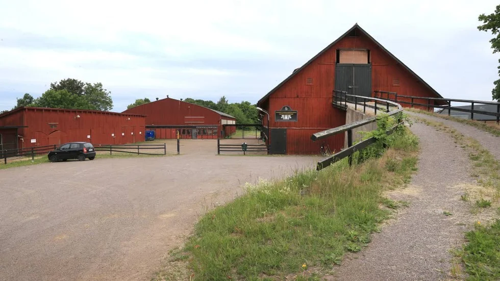 Stallet är inrymt i det som en gång var ladugården på Stora Ånestads gård. Mangårdsbyggnaden finns kvar och är numera ett äldreboende.