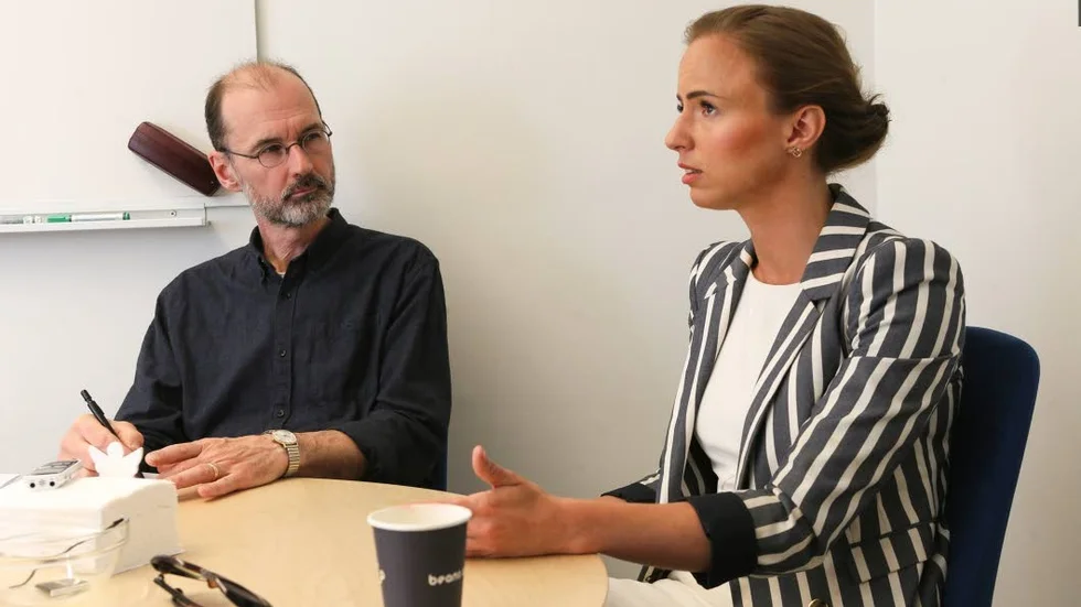 Correns reporter Per Olsson och Sara Skyttedal. Inför valet har Corren intervjuat de åtta politiker som står överst på respektive partis valsedel.