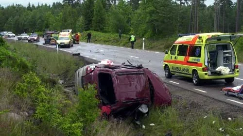 Fem personer skadades vid en trafikolycka på riksväg 34 utanför Berga på midsommarafton. Fyra av dem fick allvarliga skador. En av dem klämdes fast i bilen och räddningstjänsten fick klippa upp vraket.