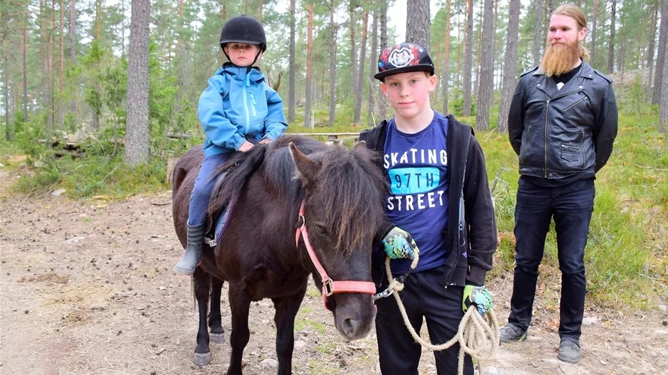 ”Det var guppligt” deklarerar Arn Larsson efter ridturen på Eriksgården. Denis Tinglöv hjälpte under dagen till att leda ponnyn. ”Det har kommit och gått ganska många” berättar han.