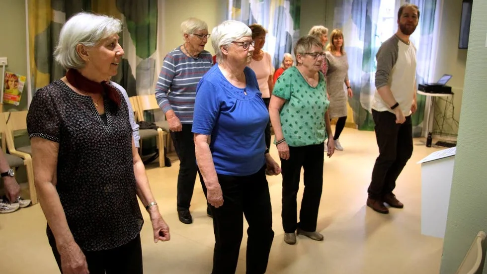 Christina Klasson, Gudrun Ejhed och Ingrid Brommesson och de andra på Zenit får instruktioner av line dance-ledaren Charles Åkerblom Roskvist.