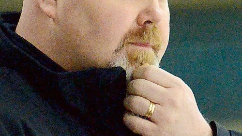 Tomas Sandlin har en hel del att grubbla på inför veckans tre viktiga matcher för VH i Allettan.