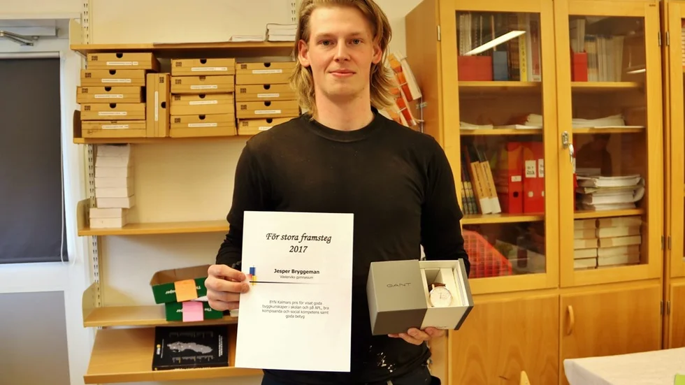 Jesper Bryggeman på bygg- och anläggningsprogrammet fick ta emot ett stipendie och fint diplom igår från branschorganisationen BYN. Foto: Liselotte S Johansson