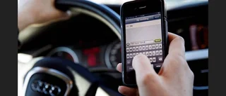 Polisen tog bilförare med mobiltelefon