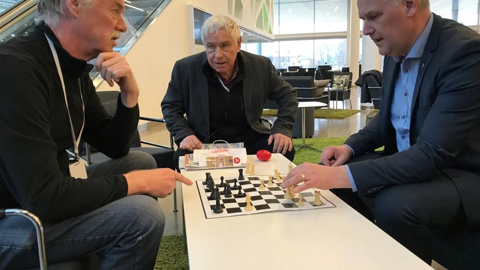 Partiledaren vann partiet. Vid kongressen passade Lennart Beijer från Hultsfred på att utmana Jonas Sjöstedt på ett parti schack. Johan Lönnroth agerar intresserad åskådare.
