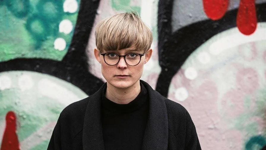 Emma Asp debuterar med en samling absurda parodier om de orimliga krav vi människor ställer på varandra