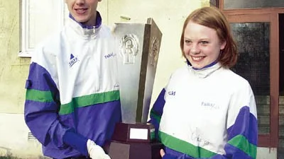 Två av eleverna på utbildningen visar det fina vandringspriset, Erika Nilsson och Joakim Hedenskog.