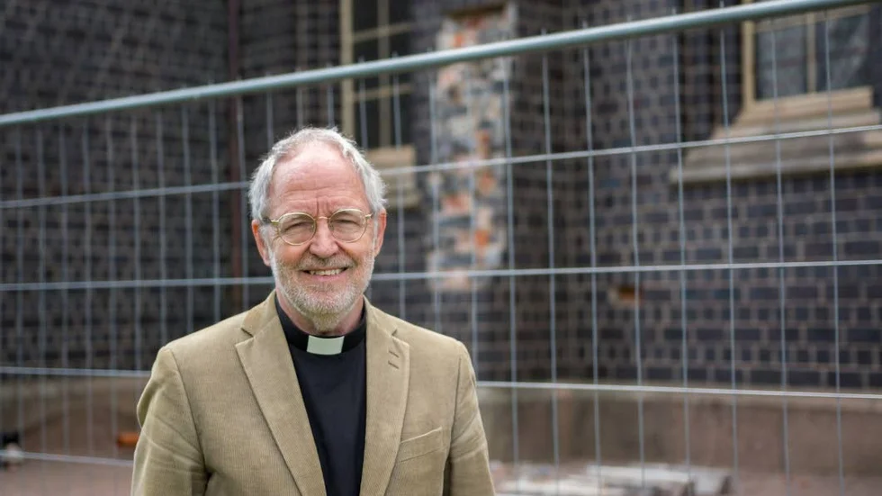 Hoppfull. Församlingsherden Per Ingvarsson hoppas att kyrkan ska kunna renoveras och öppnas upp igen till hösten – något som skulle innebära skolavslutning här igen om ett års tid.