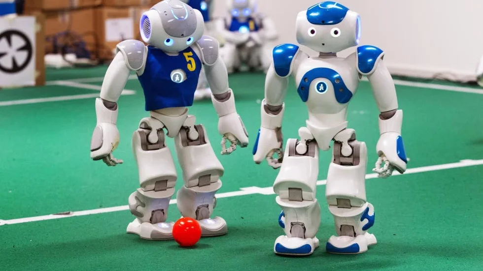 Lirare.  Fotbollslaget består av 5 robotar som är ungefär 60 centimeter höga.