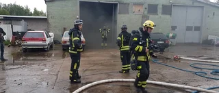 Brand bröt ut i industribyggnad