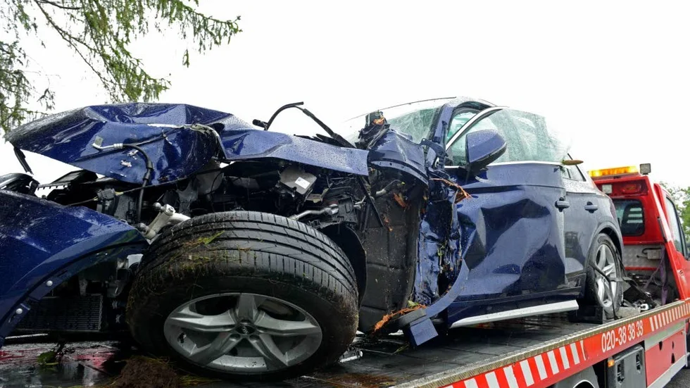 Bilen blev totalkvaddad - föraren klarade sig dock utan allvarligare skador.