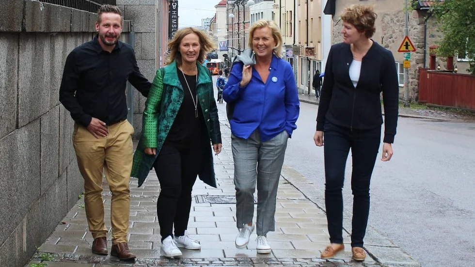 Juno Blom Maria Arnholm kampanjade i Linköipng och fick sällskap av Linköpingsliberalerna (längst till vänster) Johan Thorén och (längst till höger) Karin Granbom Ellison.