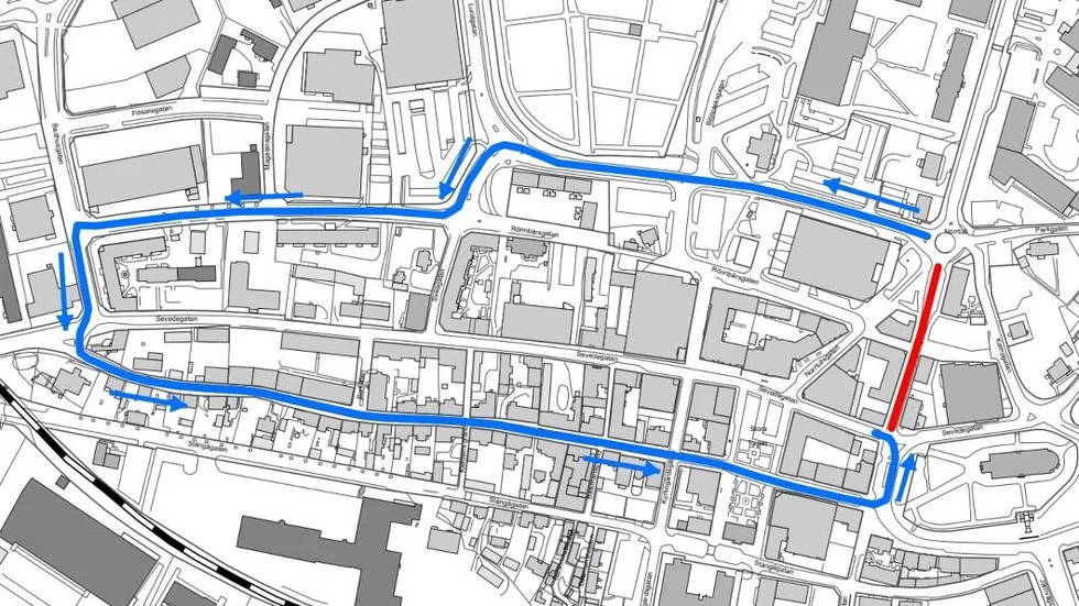 Den röda linjen markerar den avstängda sträckan. Den blå visar hur trafiken som ska till torget hänvisas via Västra Tullen.