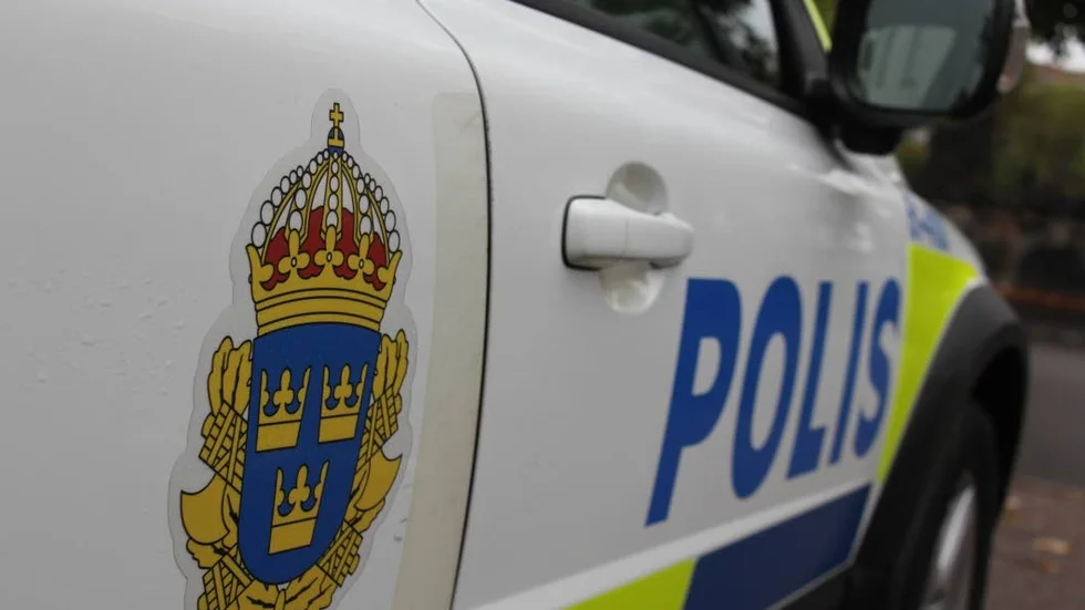 Kvinnan misstänks för brott mot trafikbrottslagen genom olovlig körning.