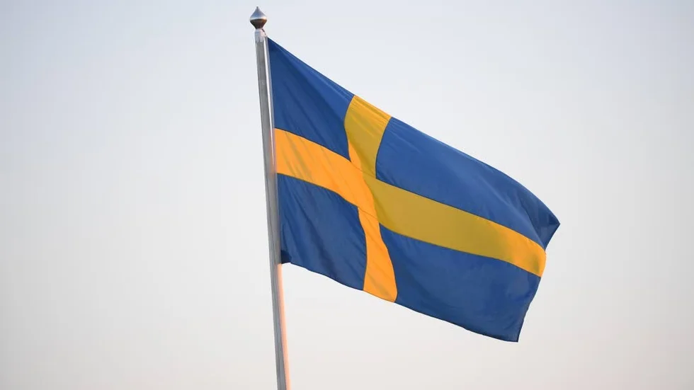 Det flaggas för demokratin samtidigt som Sveriges partipolitiker är oförmögna att ge landet en regering.