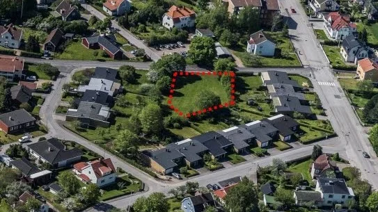 Här på grönområdet mellan radhusen i centrala Vimmerby föreslogs nya bostäder. Den planen stoppas nu, bland annat för att AL-skolans yngre barn har användning av grönområdet.