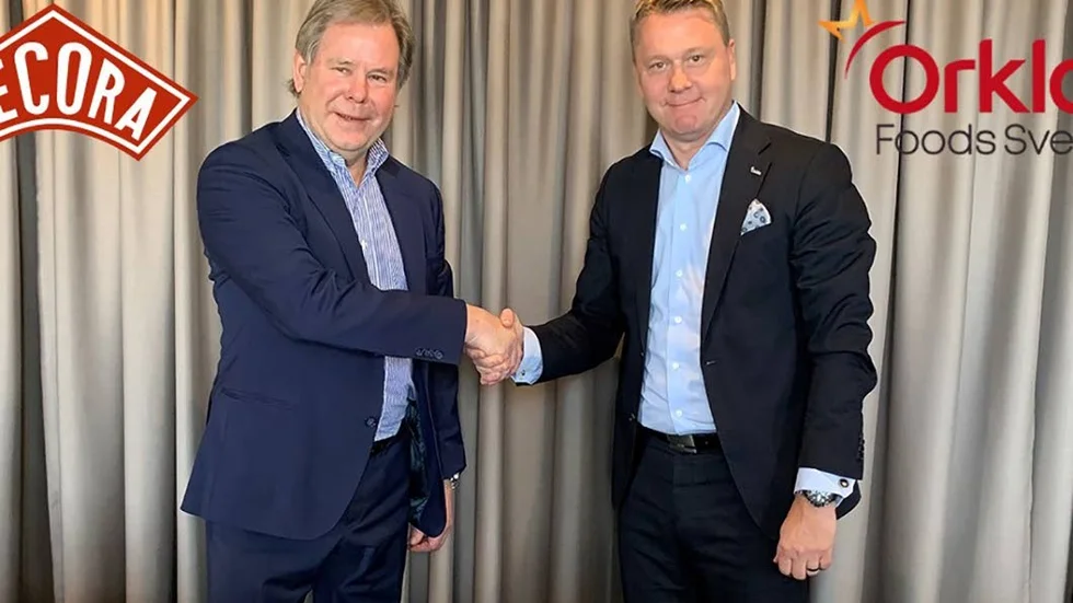 Lecoras vd Tommy Salomonsson och Orkla Foods tar i hand på affären som innebär att Lecora nu blir dotterbolag.