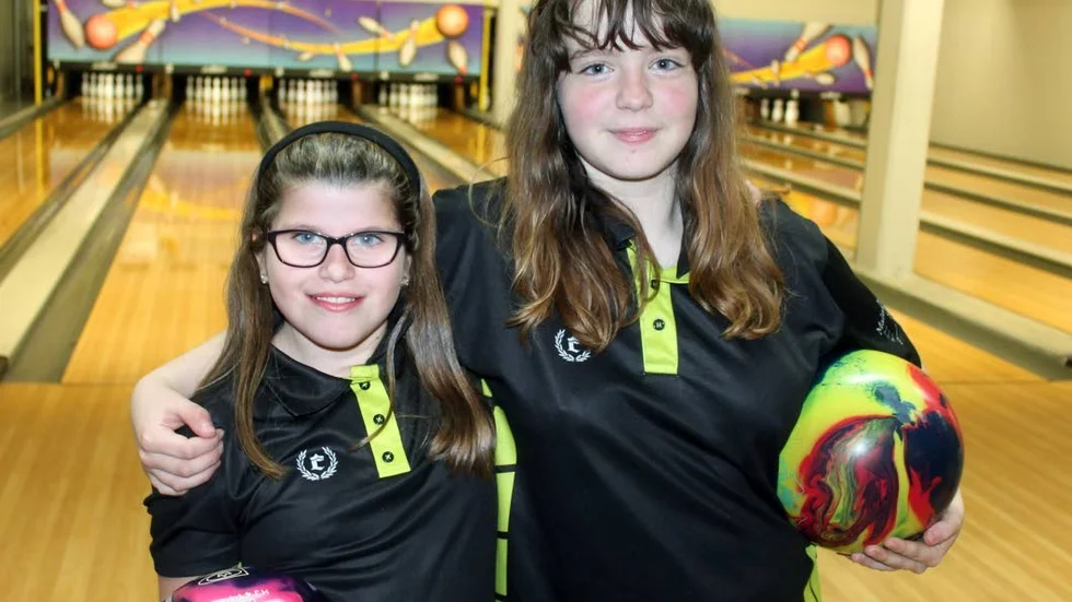 Amanda Jonsson-Thor, elva år, och Sandra Lundgren, tolv år, är båda med i Zoritas lag i division 1. I helgen spelar båda tjejerna Hajen cup i Norrköping.