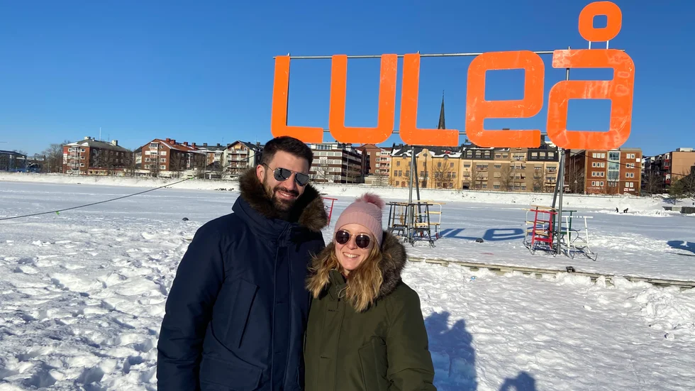Geoffray Bressac och Sandra Bressac reser runt i norra Skandinavien på sin smekmånad. I ett solgassande Luleå gick de ut på isen där det var ett myller av skolelever, nederländare och andra turister.