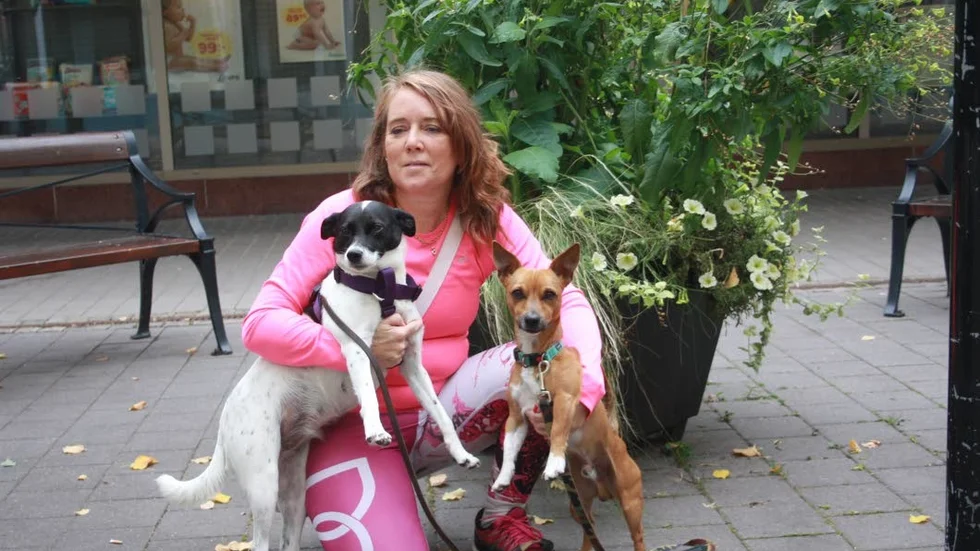 Anneli Rosenqvist med egna hunden Foxsi och lånehunden Jackson.