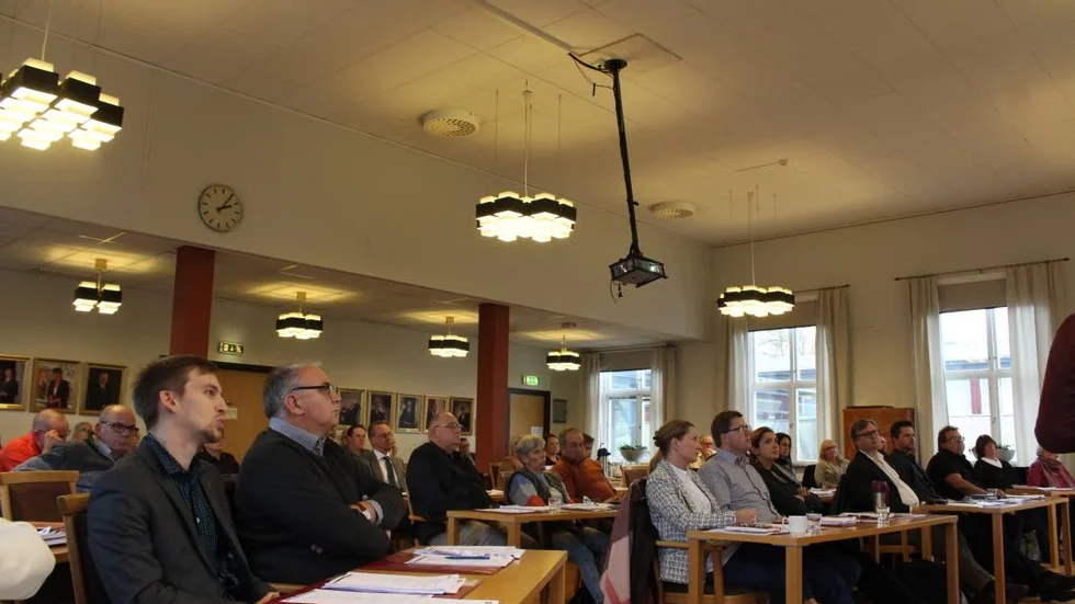 I fullmäktige sitter ledamöterna idag i den ordning de valts in i fullmäktige. Det innebär att ledamöterna inte sitter partivis, utan blandat.