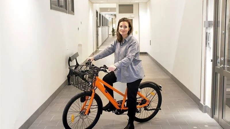 "- Vi associerar symbolen till rörelse och till att ”starta något”. Den är enkel och anspelar på elektricitet, kraft och riktning" säger Sandra Strand, Sankt Kors.