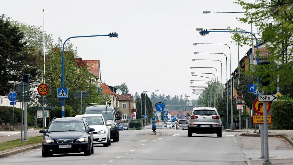 Får vänta. Östermalmsgatan är behov av en upprustning, men när är inte avgjort.