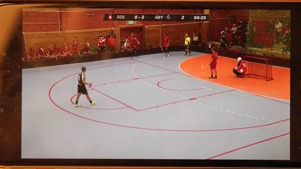 I min mobiltelefon tv-kollade jag IFK, Maif och Solfjädern. En tv-glimt av simklättring fick jag också. Imponerande insatser i rutan, skriver Jens Bollius om den nya tiden som har kommit till den lokala idrotten.