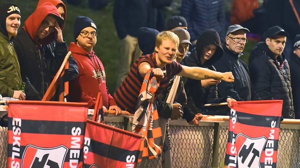 ESKILSTUNA 20181003
Smedernas supportar under den andra matchen i SM-finalen i speedway mellan Eskilstuna Smederna och  Dackarna på Eskilstuna Motorstadion.
Foto Hanna Franzén/ TT kod 11870