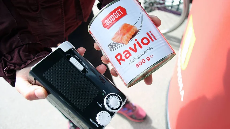 En batteridriven radio och en burk ravioli kan vara avgörande vid en samhällskris.