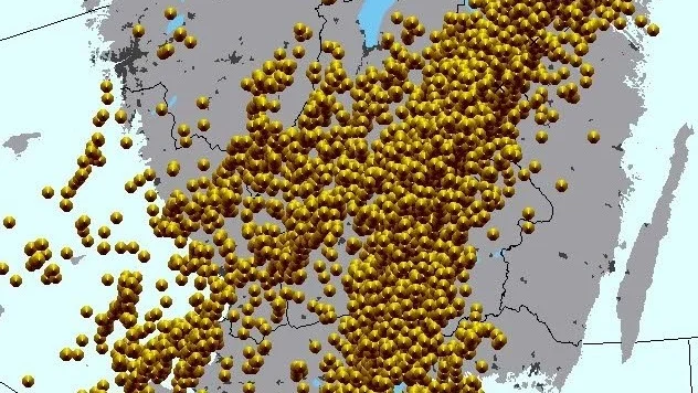 Extremt många blixtnedslag i länet under onsdagskvällen och natten mot torsdagen. Varje gul prick är ett blixtnedslag.