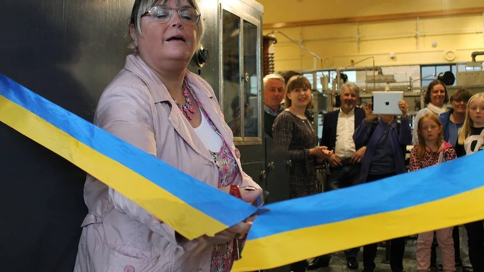 Klipp. Fria Intermiliaskolans rektor Riitta Paananen fick äran att inviga utställningen.